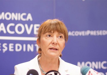 Monica Macovei îşi depune candidatura la preşedinţia României